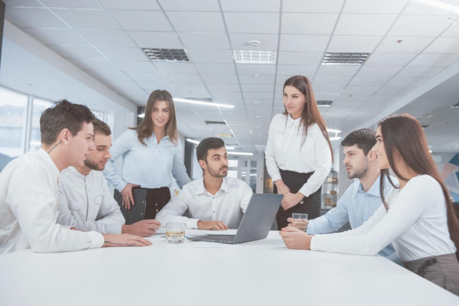 Professionelle Verkaufsgespräche in modernem Büroumfeld
